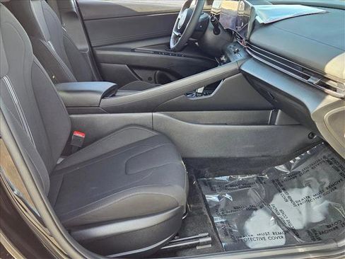 Used 2025 Hyundai Elantra SEL image 21