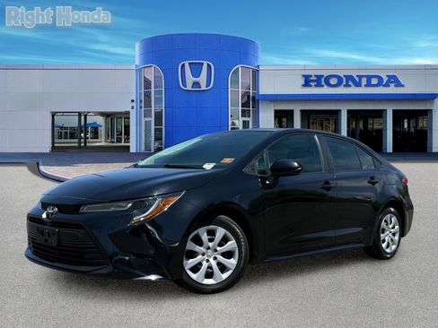 Used 2024 Toyota Corolla LE image 2