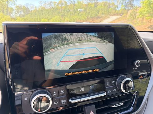 Used 2023 Toyota Highlander XLE image 31