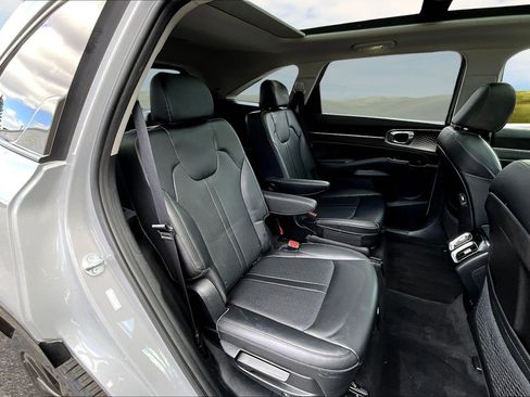Used 2023 Kia Sorento SX AWD/4WD image 16