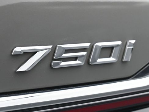 Used 2022 BMW 750i xDrive w/ Executive Package image 21