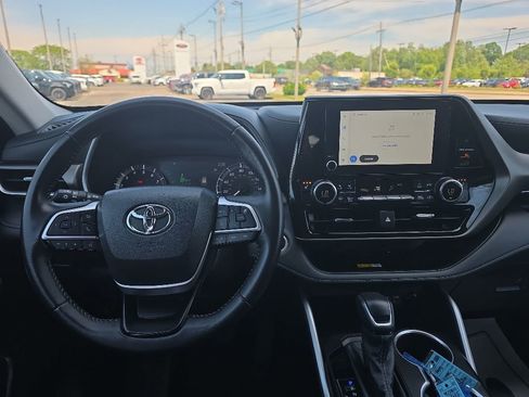 Used 2025 Toyota Highlander XLE AWD/4WD image 13