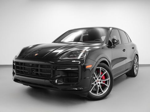 Used 2025 Porsche Cayenne S image 1