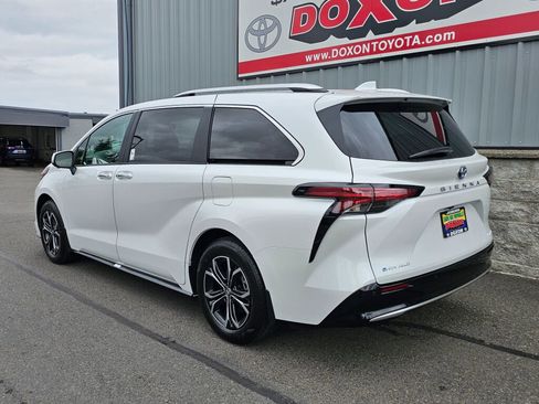 New 2025 Toyota Sienna Platinum image 5
