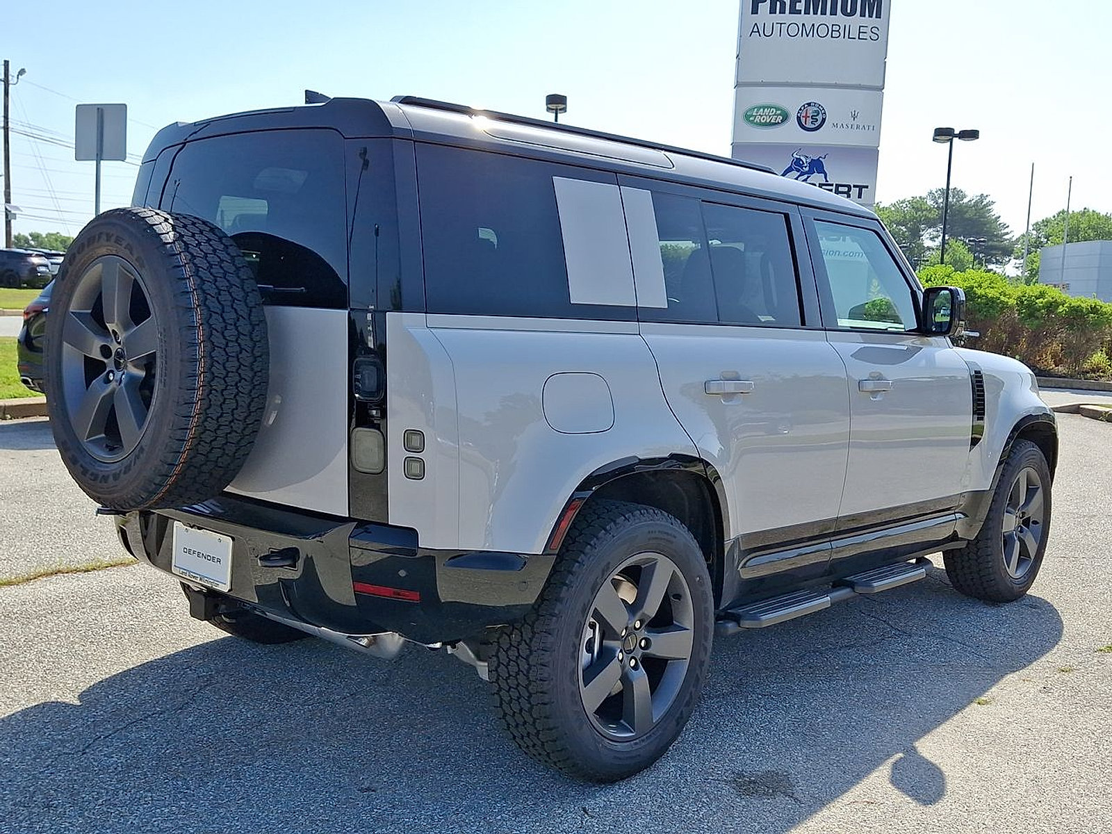 New 2026 Land Rover Defender 110 X-Dynamic SE AWD/4WD image 17