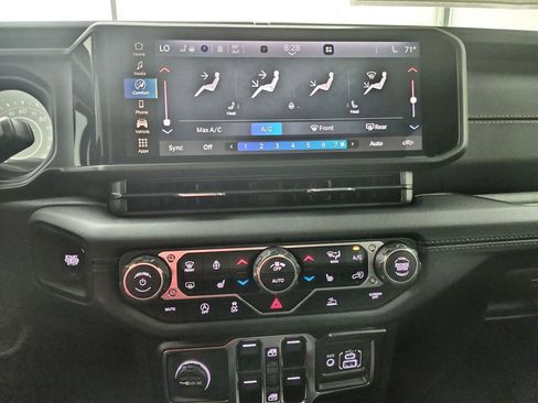 New 2025 Jeep Gladiator Sport image 27