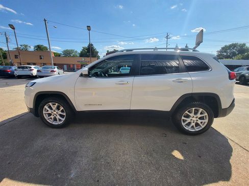 Used 2017 Jeep Cherokee Latitude FWD image 4