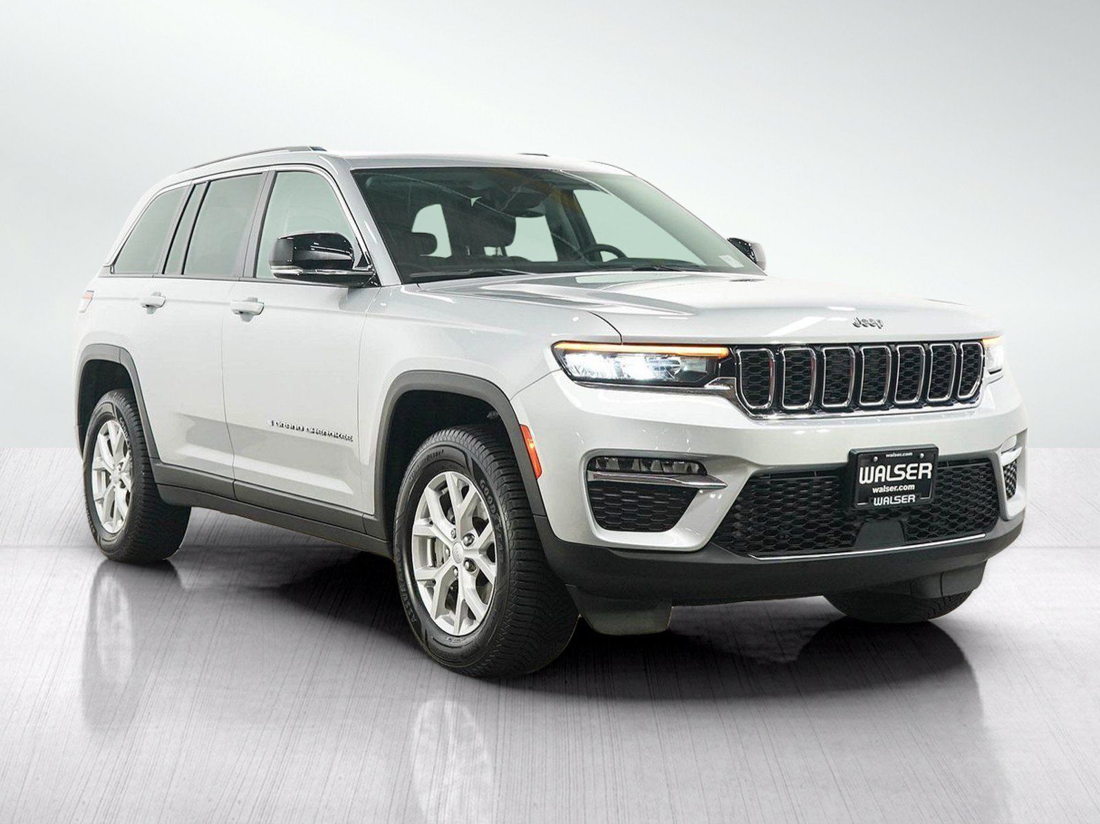 Used 2023 Jeep Grand Cherokee Limited AWD/4WD image 7