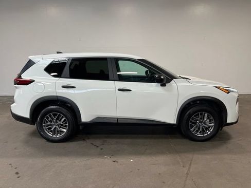 Used 2024 Nissan Rogue S AWD/4WD image 2