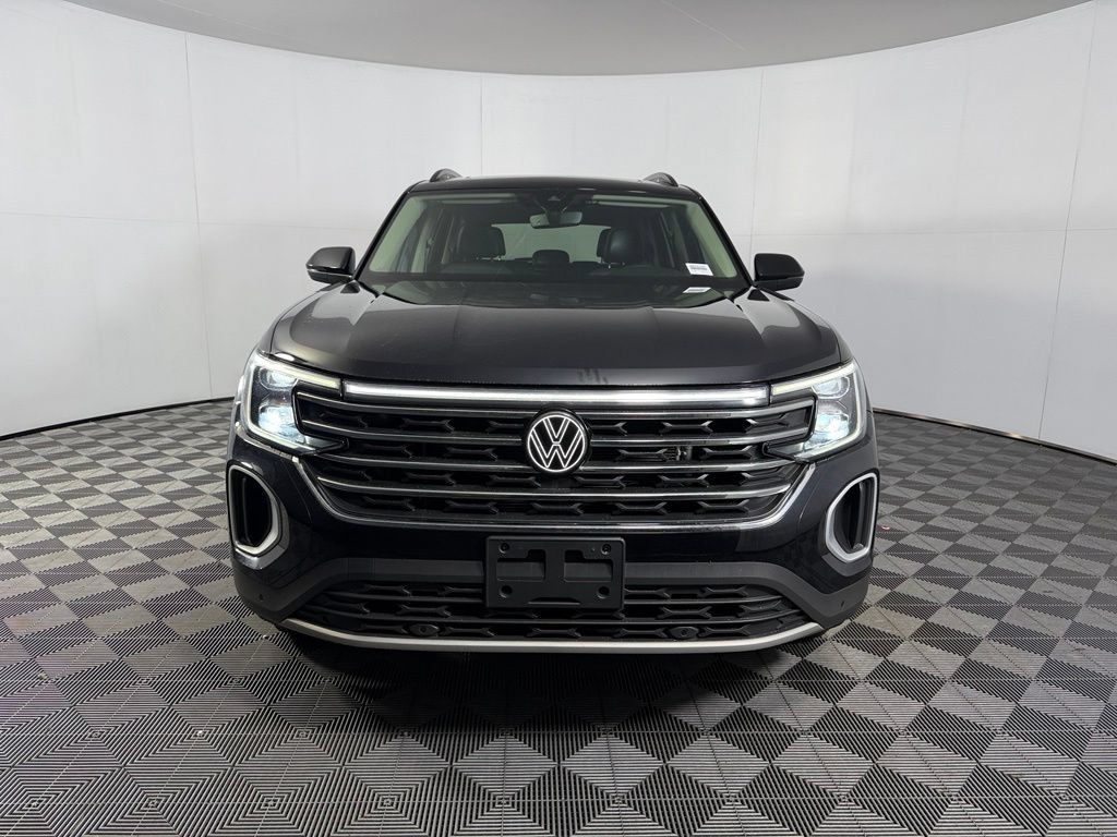 Used 2024 Volkswagen Atlas SE w/ Panoramic Sunroof Package FWD image 2
