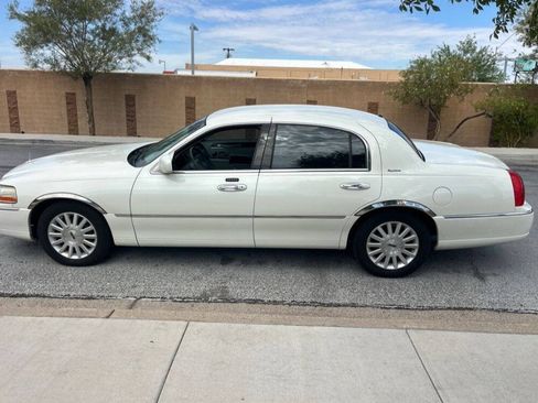 Used 2004 Lincoln Town Car Signature RWD image 5