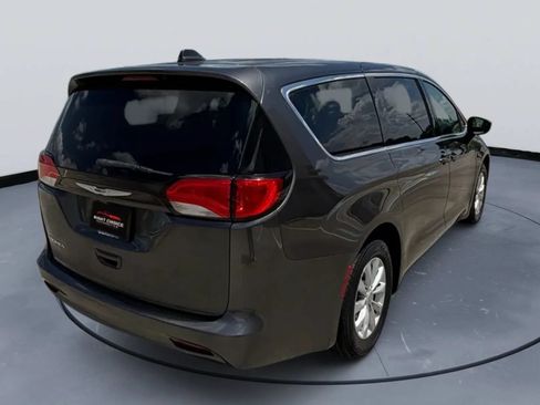 Used 2017 Chrysler Pacifica Touring FWD image 9