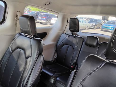 Used 2024 Chrysler Pacifica Touring-L FWD image 12