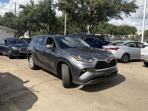 Used 2025 Toyota Highlander LE FWD image 3
