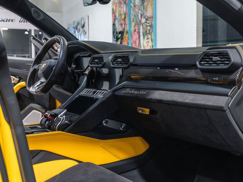Used 2021 Lamborghini Urus AWD/4WD image 29