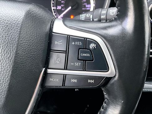 Used 2023 Toyota Highlander XLE AWD/4WD image 18