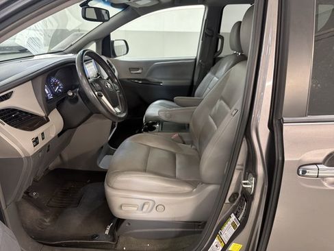 Used 2015 Toyota Sienna XLE FWD image 6