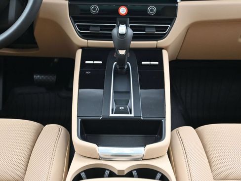 Certified 2026 Porsche Macan AWD/4WD image 10