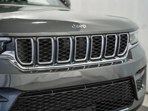 Certified 2023 Jeep Grand Cherokee Laredo AWD/4WD image 11