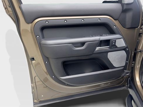 Used 2023 Land Rover Defender 130 X-Dynamic SE image 31