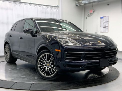Used 2023 Porsche Cayenne Platinum Edition image 9