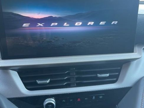 Used 2025 Ford Explorer Active RWD image 6
