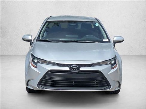 Used 2025 Toyota Corolla LE FWD image 2