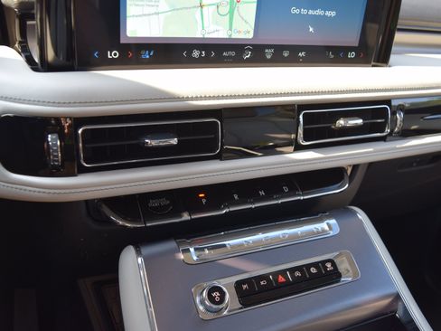 Used 2025 Lincoln Aviator AWD image 16