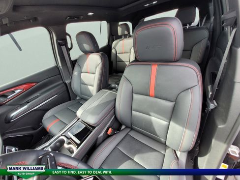 Used 2024 Chevrolet Traverse RS image 33