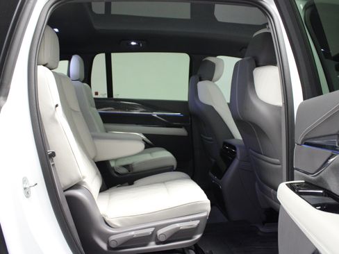 Used 2025 Cadillac Escalade IQ Luxury 1 AWD/4WD image 16