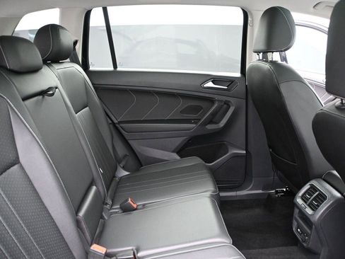 Used 2022 Volkswagen Tiguan SE w/ Panoramic Sunroof Package image 19