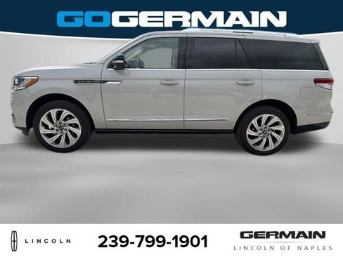 Used 2024 Lincoln Navigator Reserve AWD/4WD image 3