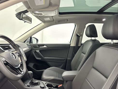 Used 2021 Volkswagen Tiguan SE w/ Panoramic Sunroof Package image 24