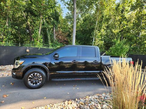 Used 2020 Nissan Titan PRO-4X w/ Pro-4x Convenience Package image 2