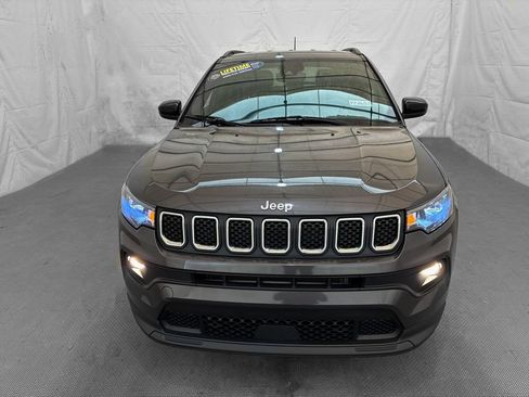 Used 2024 Jeep Compass Latitude AWD/4WD image 2