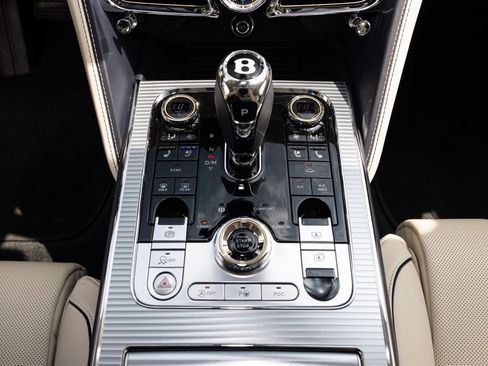 Used 2024 Bentley Flying Spur V8 AWD/4WD image 44