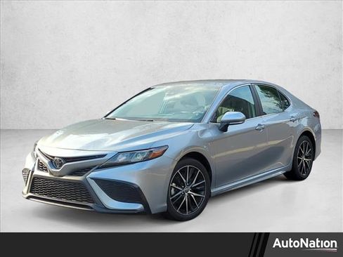 Used 2024 Toyota Camry SE image 1