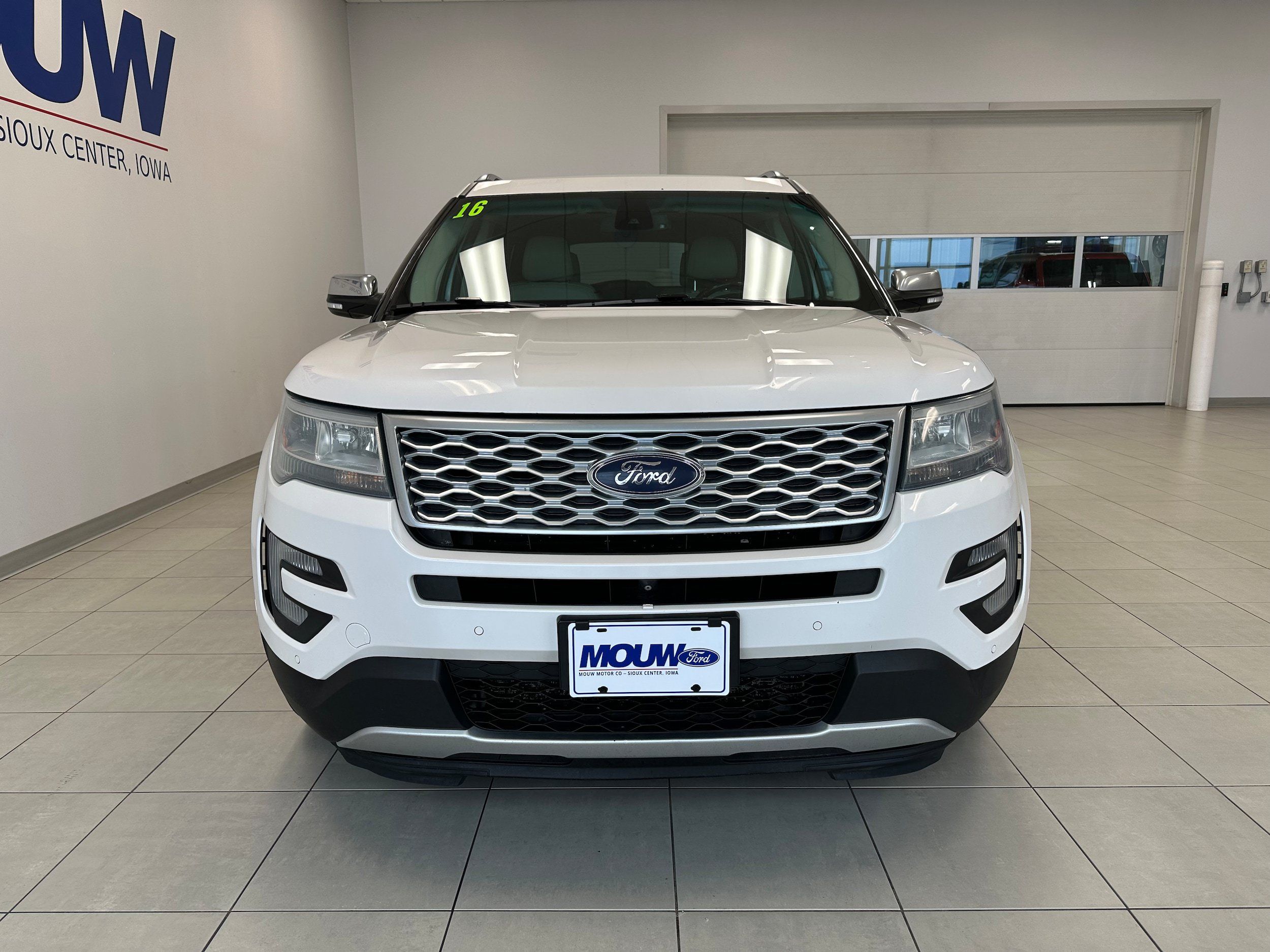 Used 2016 Ford Explorer Platinum AWD/4WD image 3