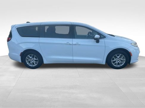 Used 2023 Chrysler Pacifica Touring-L FWD image 26
