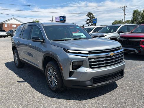 New 2026 Chevrolet Traverse LT FWD image 3