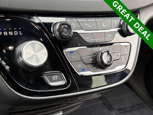 Used 2025 Chrysler Pacifica Select image 23