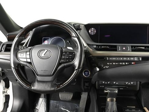 Used 2019 Lexus ES 300h image 3