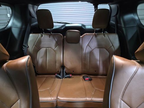 Used 2021 Chrysler Pacifica Limited w/ Uconnect Theater Family Group FWD image 23