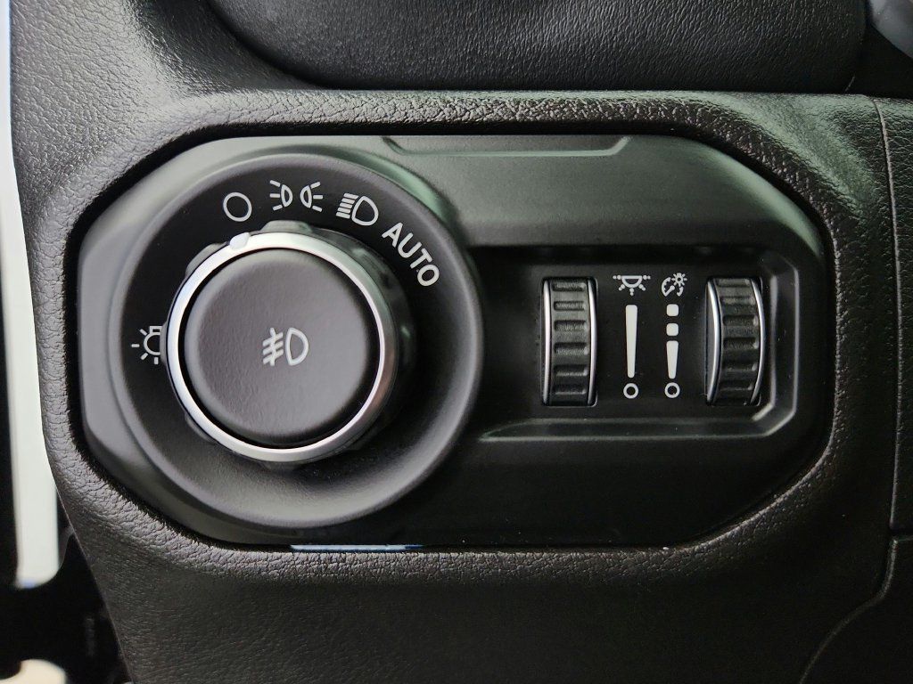 Used 2018 Jeep Wrangler Unlimited Sahara AWD/4WD image 19