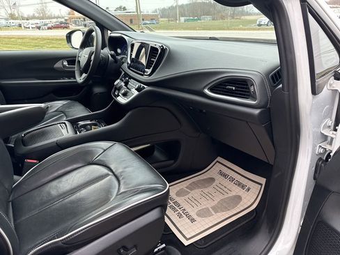 Used 2025 Chrysler Pacifica Limited image 35