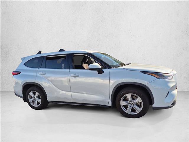 Used 2022 Toyota Highlander LE FWD image 4
