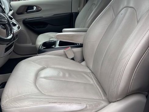 Used 2018 Chrysler Pacifica Touring-L Plus image 26