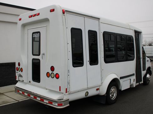 Used 2006 Ford E-350 and Econoline 350 Super Duty image 6