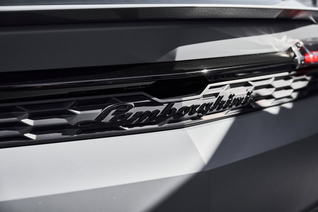 Used 2025 Lamborghini Urus SE AWD/4WD image 12