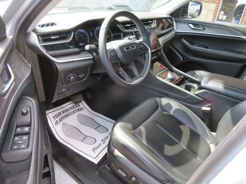 Used 2023 Jeep Grand Cherokee Limited w/ Black Appearance Package AWD/4WD image 23